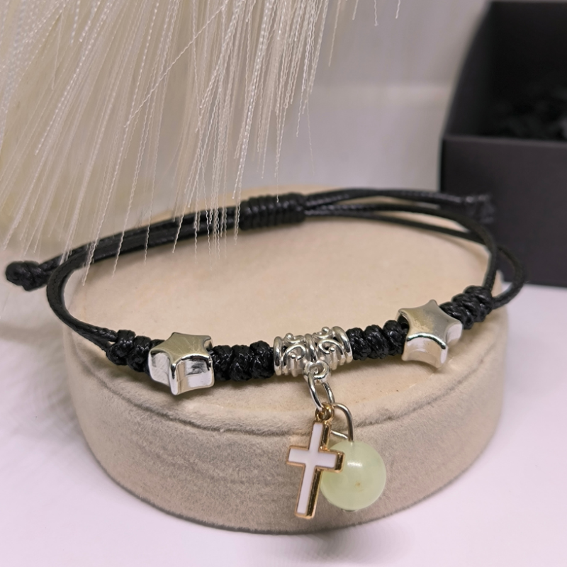 Helendavad käevõrud metallristi kujuga elementidega