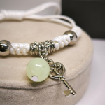 Pimedas helendavate käevõrude komplekt