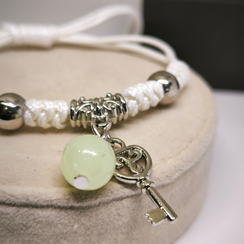 Pimedas helendavate käevõrude komplekt