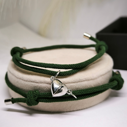 Paaridele mõeldud käevõrud magnetilise südamekujulise ripatsiga