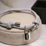 Moodne käevõrude komplekt paaridele ripatsitega