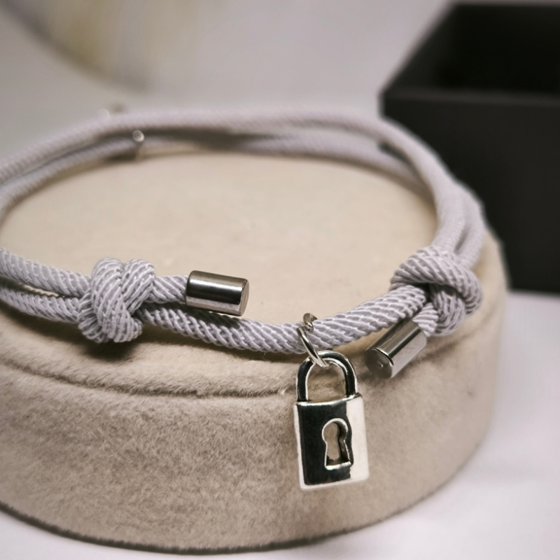 Moodne käevõrude komplekt paaridele ripatsitega