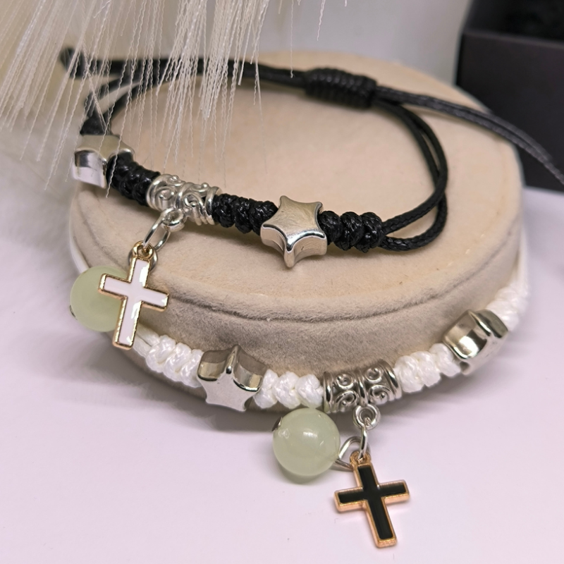 Helendavad käevõrud metallristi kujuga elementidega