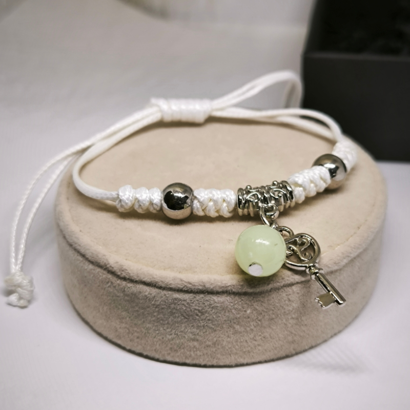 Pimedas helendavate käevõrude komplekt