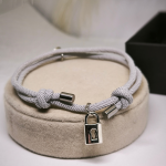 Moodne käevõrude komplekt paaridele ripatsitega