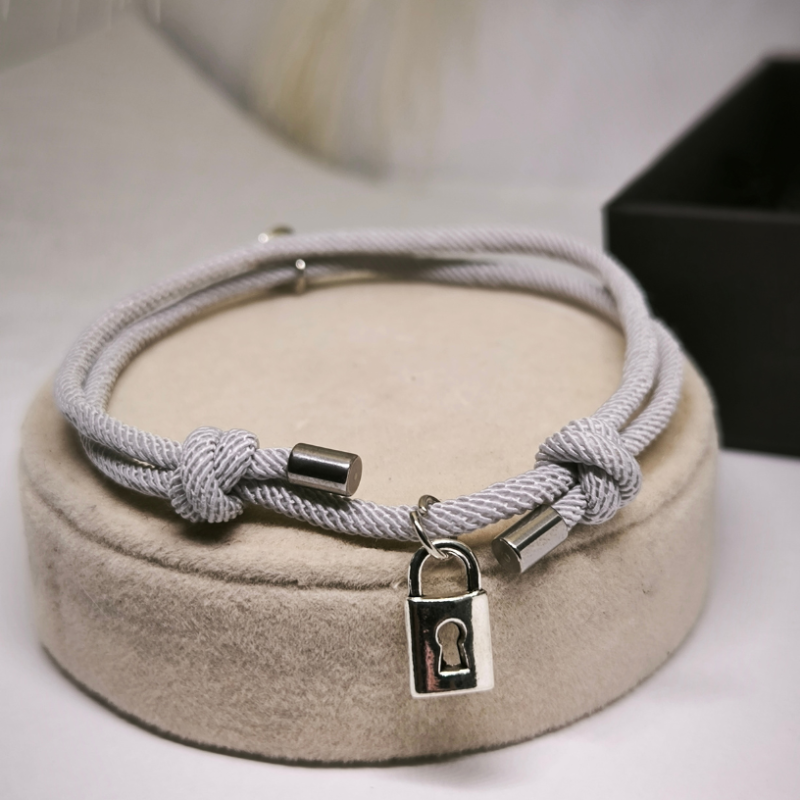 Moodne käevõrude komplekt paaridele ripatsitega