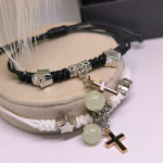 Helendavad käevõrud metallristi kujuga elementidega