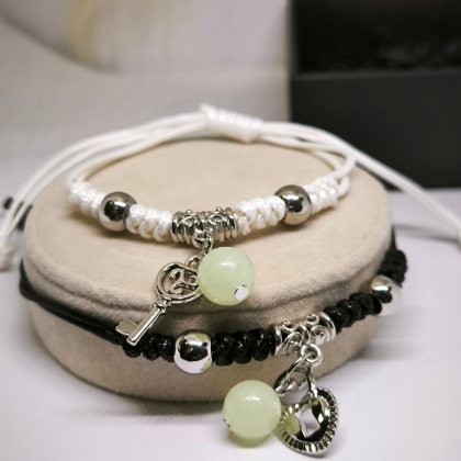 Pimedas helendavate käevõrude komplekt