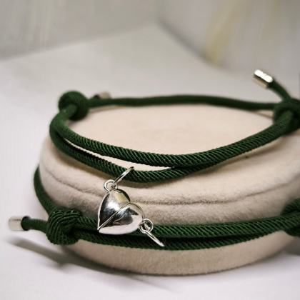 Paaridele mõeldud käevõrud magnetilise südamekujulise ripatsiga