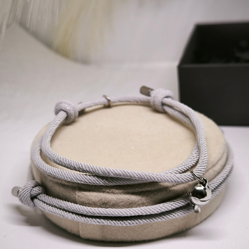 Moodne käevõrude komplekt paaridele ripatsitega