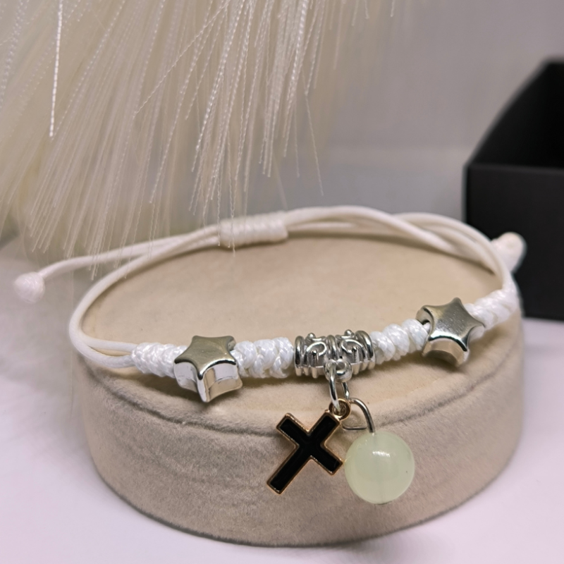 Helendavad käevõrud metallristi kujuga elementidega