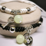 Pimedas helendavate käevõrude komplekt