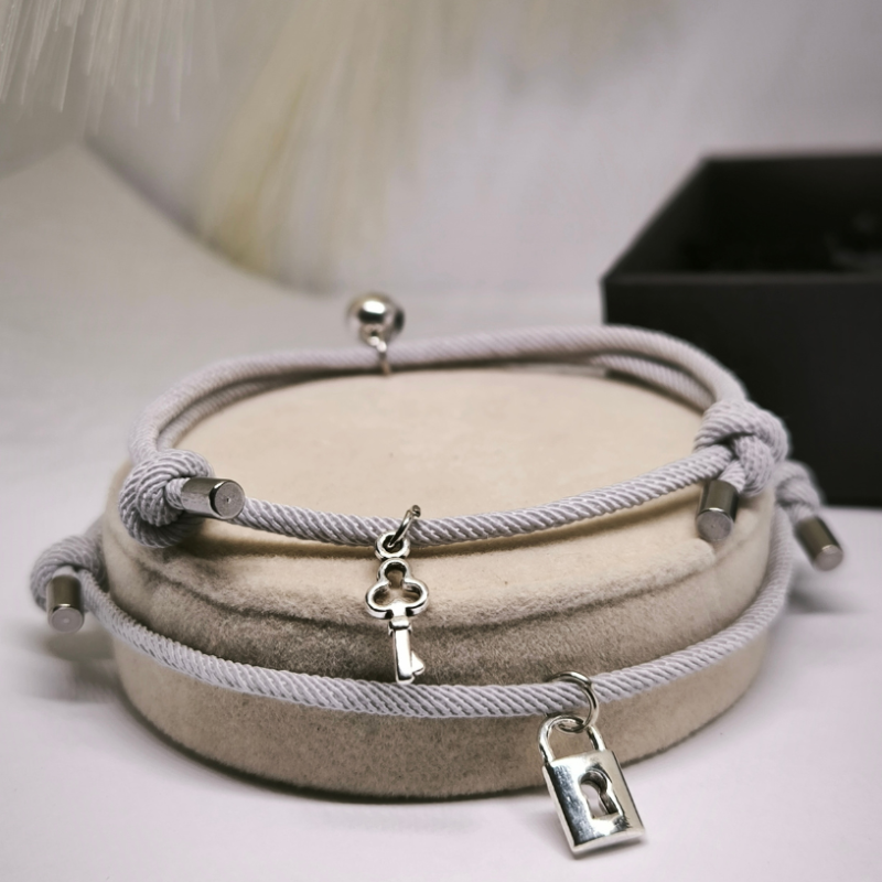 Moodne käevõrude komplekt paaridele ripatsitega