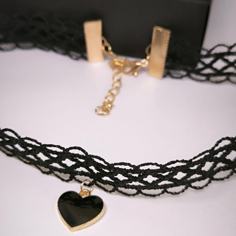 Südamega choker-stiilis kaelakee