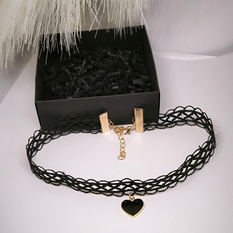 Südamega choker-stiilis kaelakee