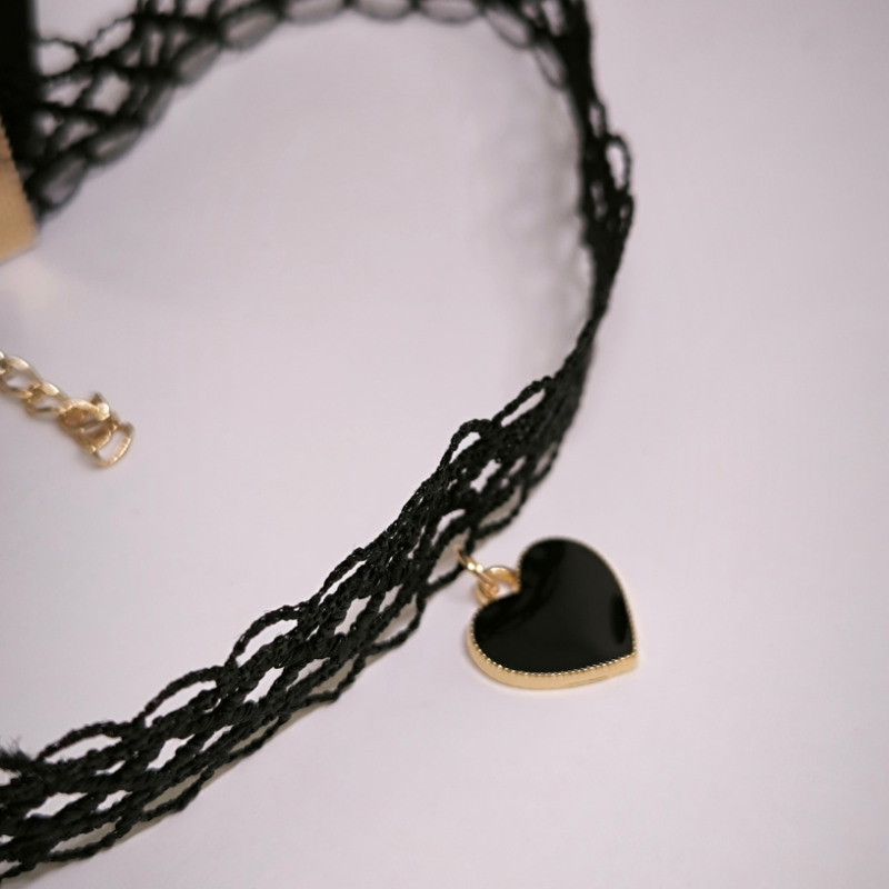 Südamega choker-stiilis kaelakee