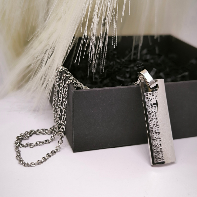 Roostevabast terasest meeste kaelakee