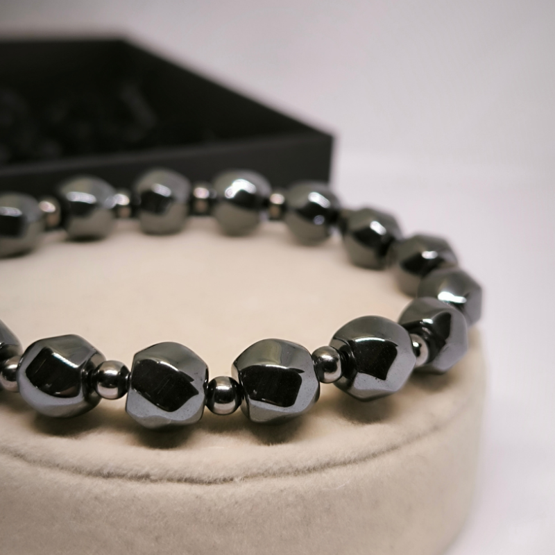 Moodsa disainiga energiline hematiit käevõru