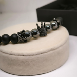 Stiilne helmest käevõru metallist aktsentidega