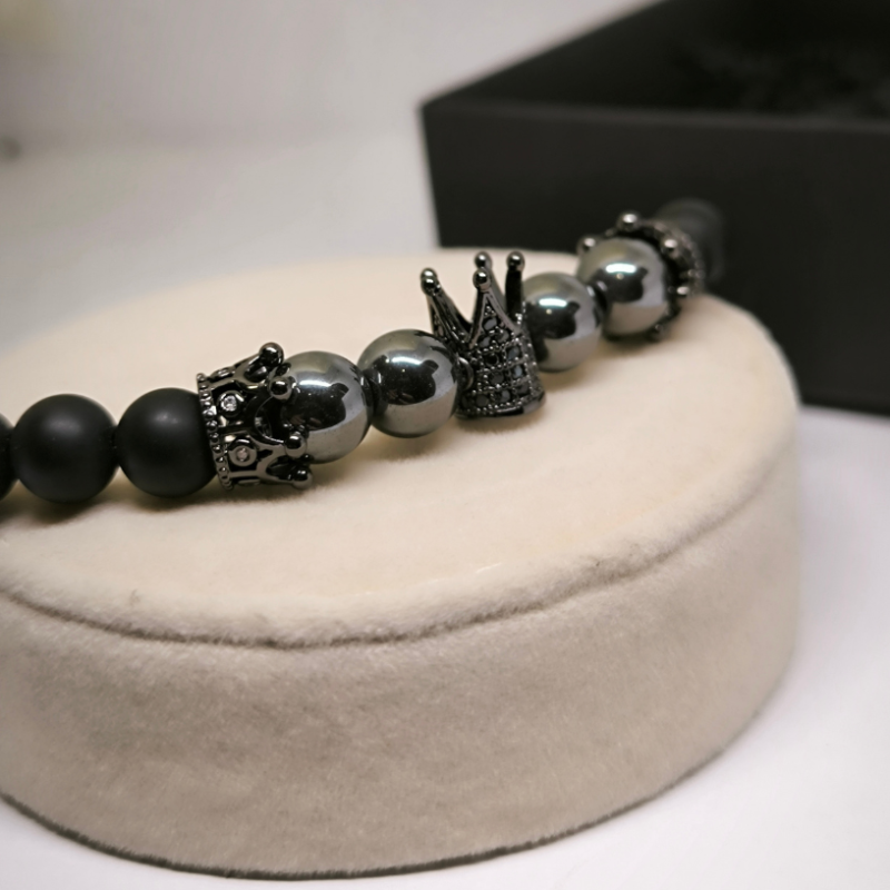 Stiilne helmest käevõru metallist aktsentidega