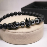 Stiilne helmest käevõru metallist aktsentidega