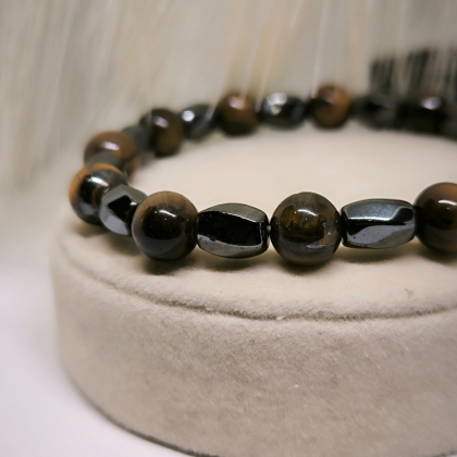 Hematiidist käevõru tiigrisilmaga