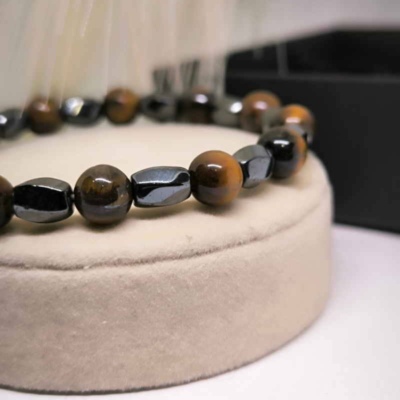 Hematiidist käevõru tiigrisilmaga