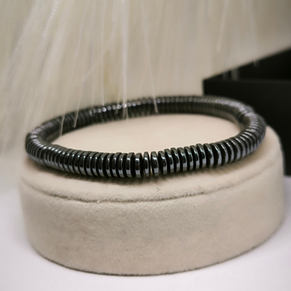 Minimalistliku disainiga hematiitkivi käevõru