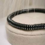 Minimalistliku disainiga hematiitkivi käevõru