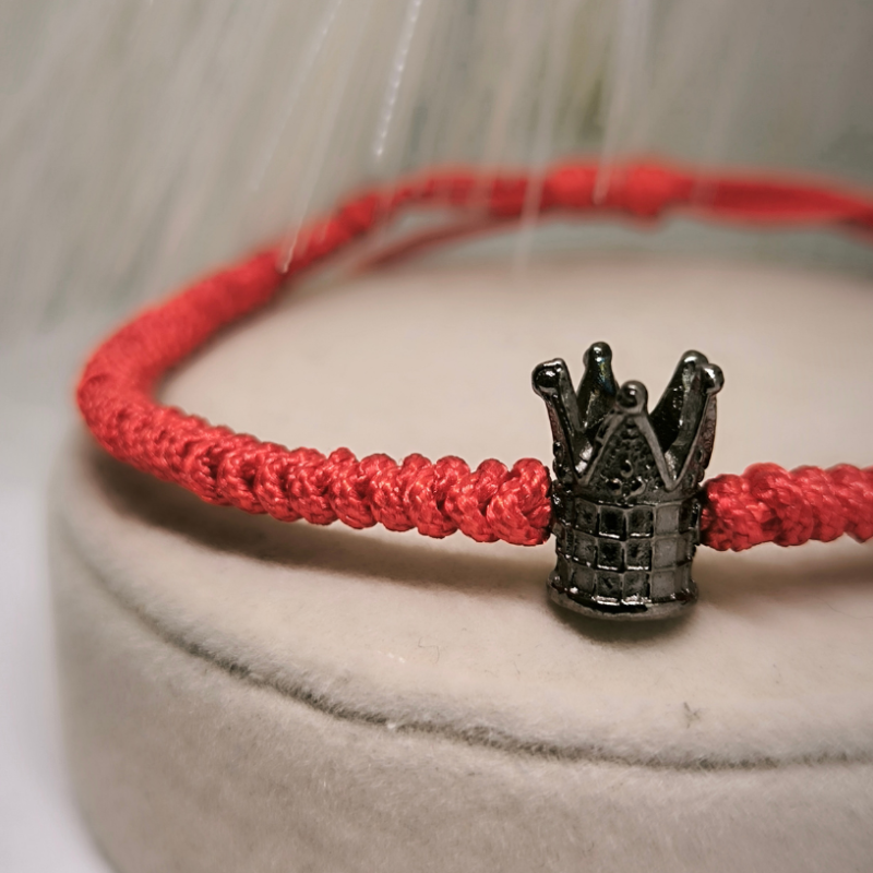 Punase niidiga kangast käevõru kroonimotiiviga