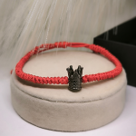 Punase niidiga kangast käevõru kroonimotiiviga