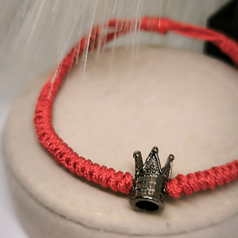 Punase niidiga kangast käevõru kroonimotiiviga