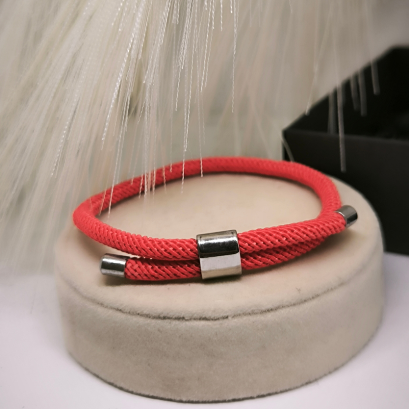 Minimalistlik reguleeritav riidest käevõru