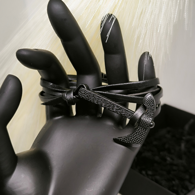 Originaalse disainiga mitmekihiline nahast käevõru