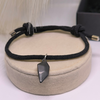 Originaalse disainiga kangast käevõrude komplekt magnetilise ripatsiga