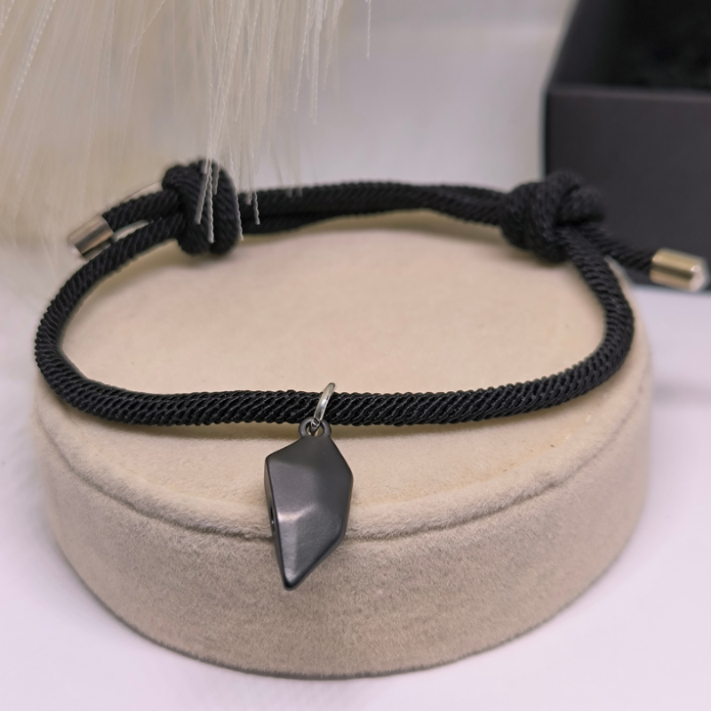 Originaalse disainiga kangast käevõrude komplekt magnetilise ripatsiga