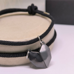 Originaalse disainiga kangast käevõrude komplekt magnetilise ripatsiga