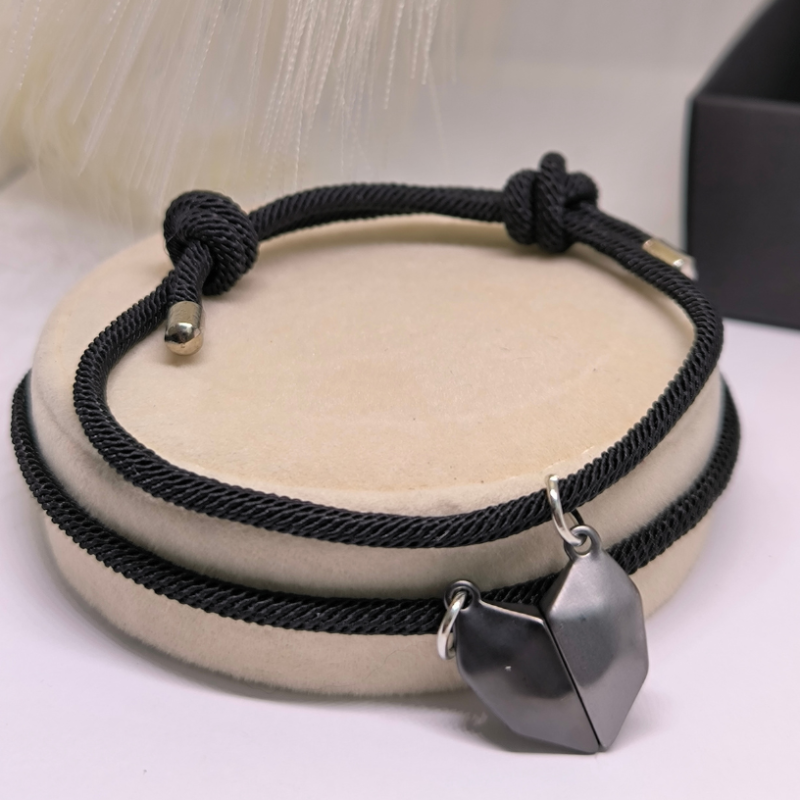 Originaalse disainiga kangast käevõrude komplekt magnetilise ripatsiga