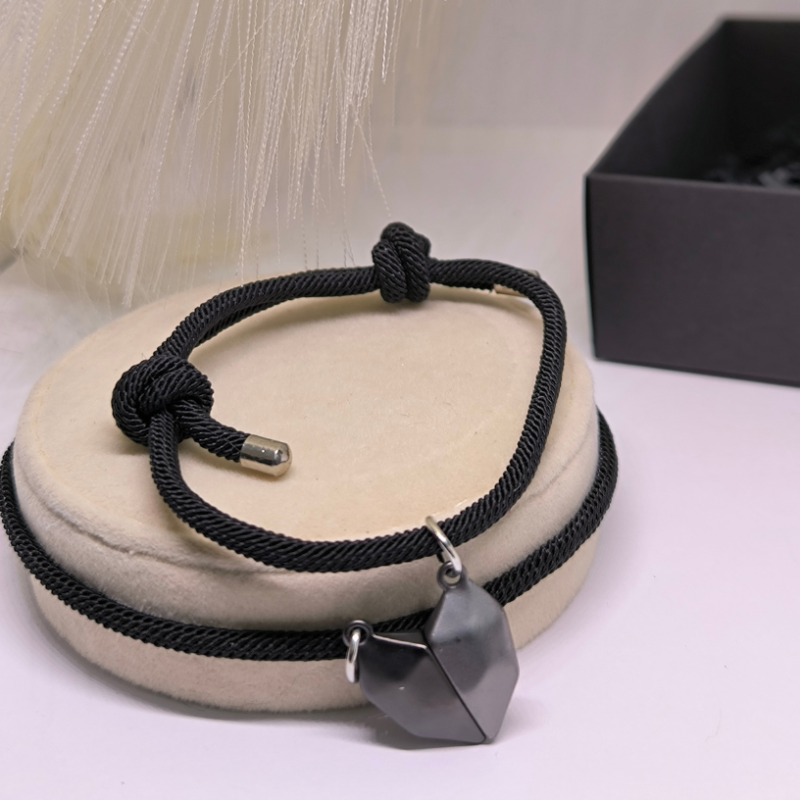 Originaalse disainiga kangast käevõrude komplekt magnetilise ripatsiga