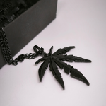 Stiilne kaelakee kanepilehekujulise ripatsiga