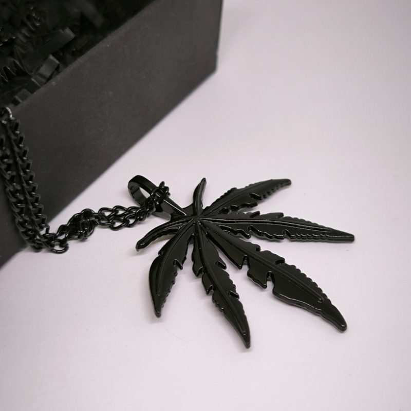 Stiilne kaelakee kanepilehekujulise ripatsiga