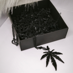 Stiilne kaelakee kanepilehekujulise ripatsiga