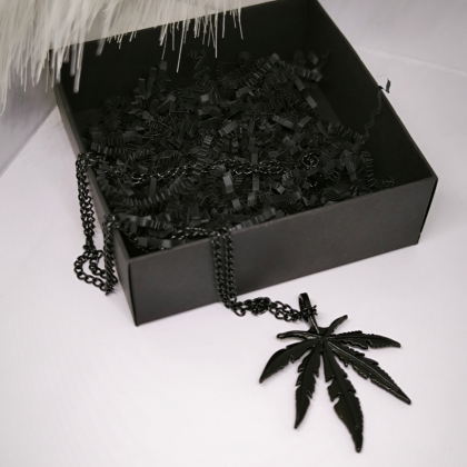 Stiilne kaelakee kanepilehekujulise ripatsiga