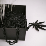 Stiilne kaelakee kanepilehekujulise ripatsiga