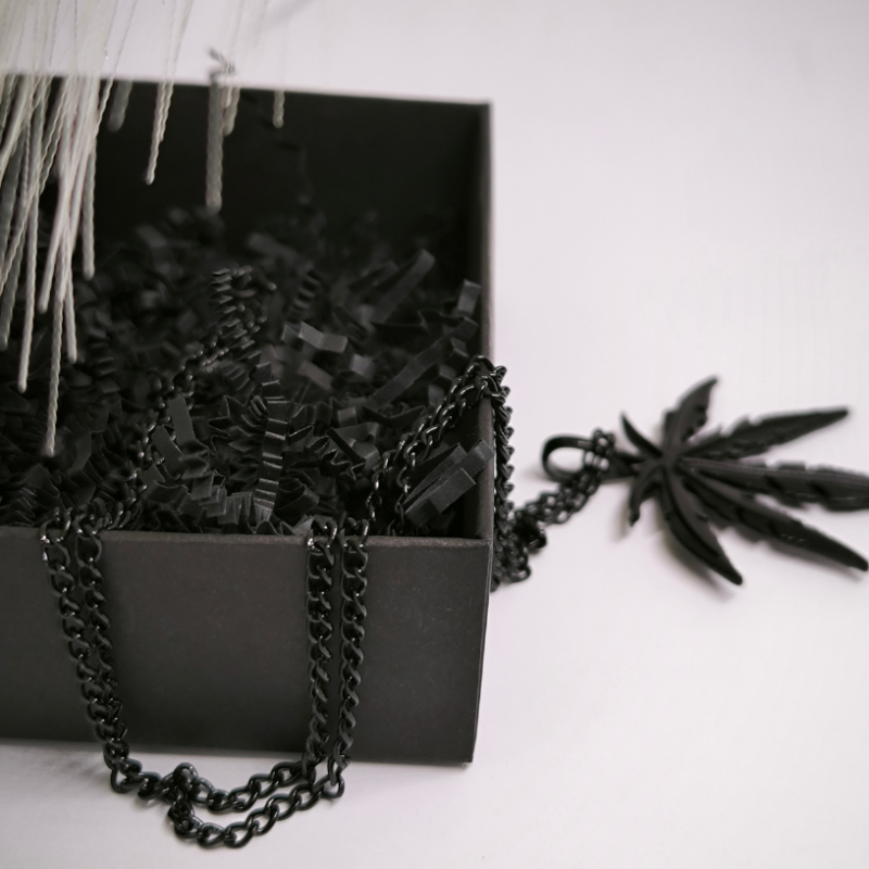 Stiilne kaelakee kanepilehekujulise ripatsiga