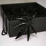 Stiilne kaelakee kanepilehekujulise ripatsiga