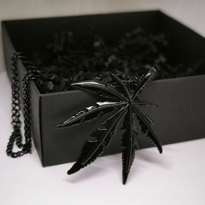 Stiilne kaelakee kanepilehekujulise ripatsiga