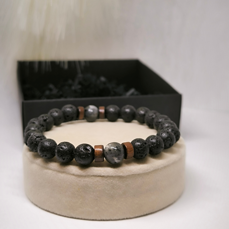 Energiat andev tume laavakivist käevõru