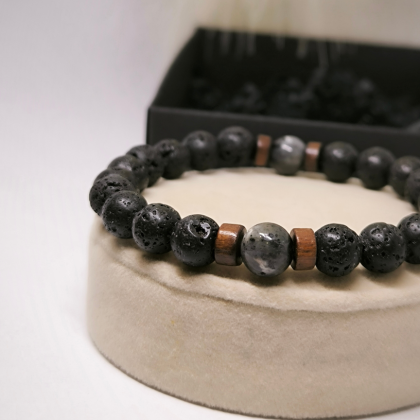 Energiat andev tume laavakivist käevõru