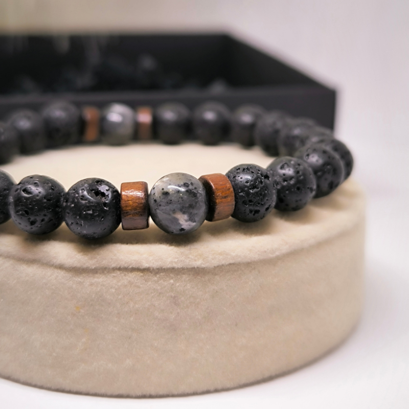 Energiat andev tume laavakivist käevõru